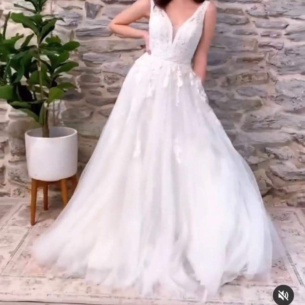 Oleg Cassini Size 6 wedding dress